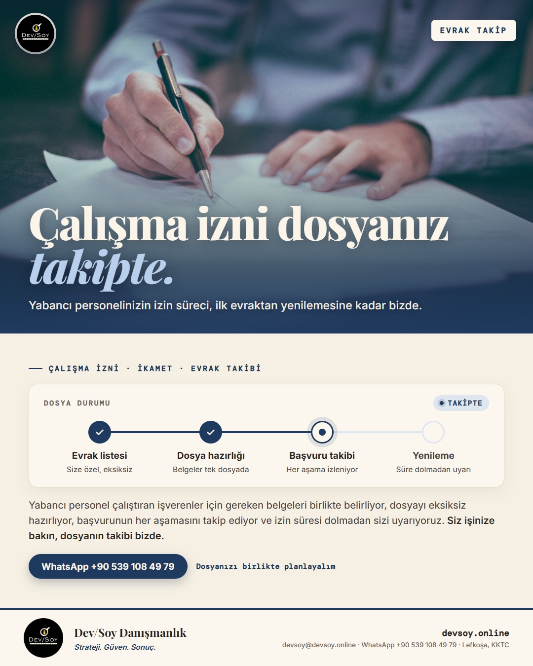 Belge imzalayan bir el ve altında çalışma izni dosyasının dört aşamasını gösteren takip şeridi: evrak listesi, dosya hazırlığı, başvuru takibi, yenileme.